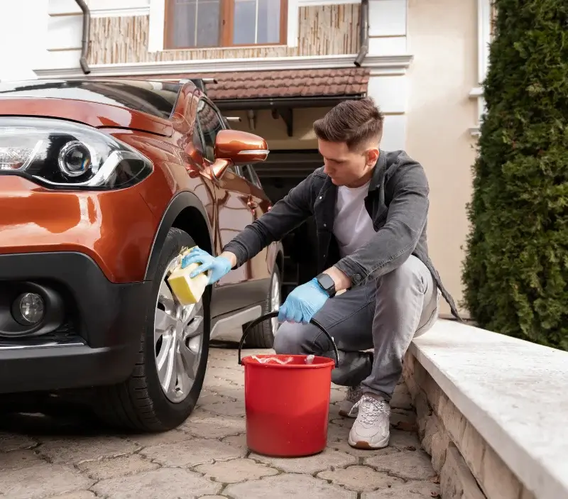 Lavage auto à domicile Montjoux : professionnel intervenant sur un véhicule
